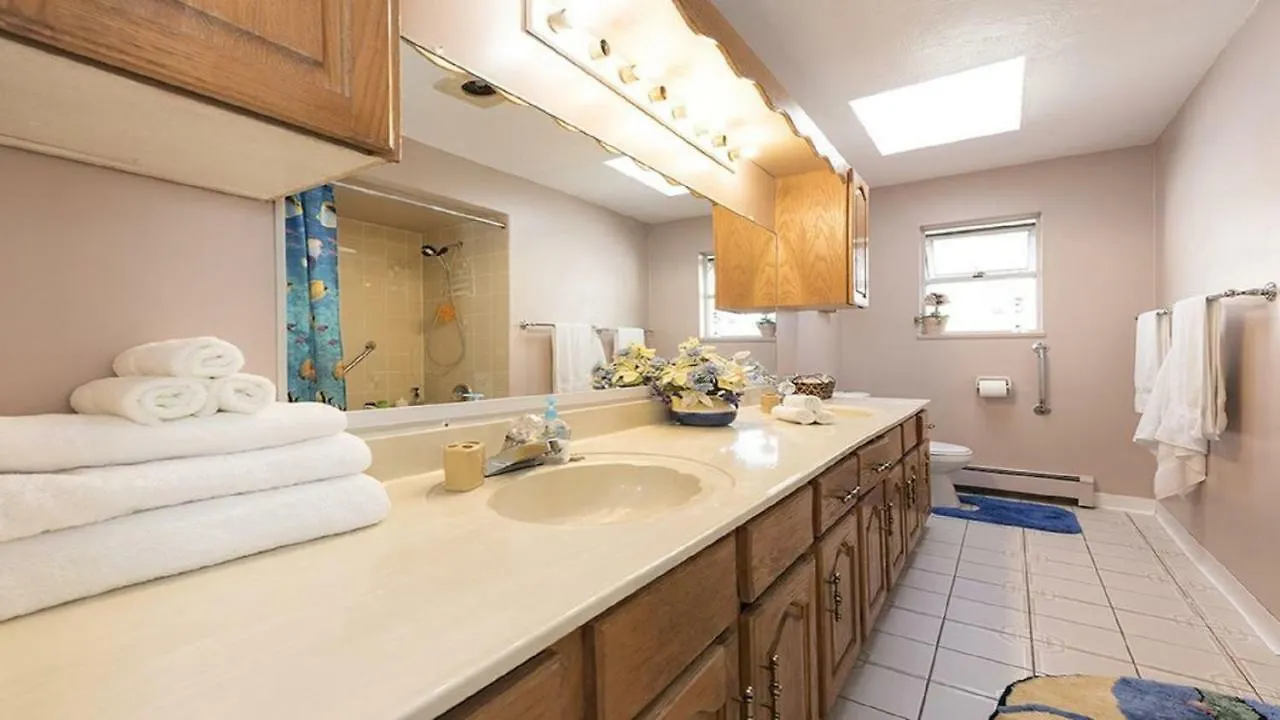 Shiny Queen Elizabeth Guesthouse Vancouver Guest house